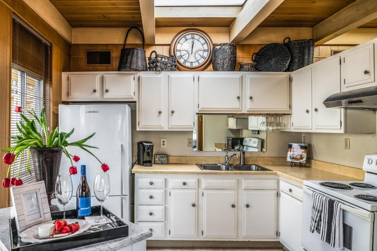 Apartment 3797 Pine Place Apts Carmel-by-the-Sea