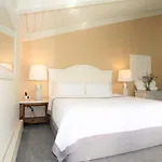 Lobos Lodge