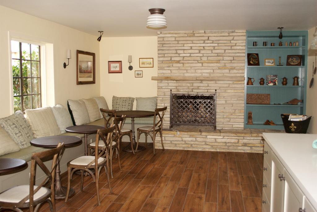 Inn Coachman's Inn, A Four Sisters
