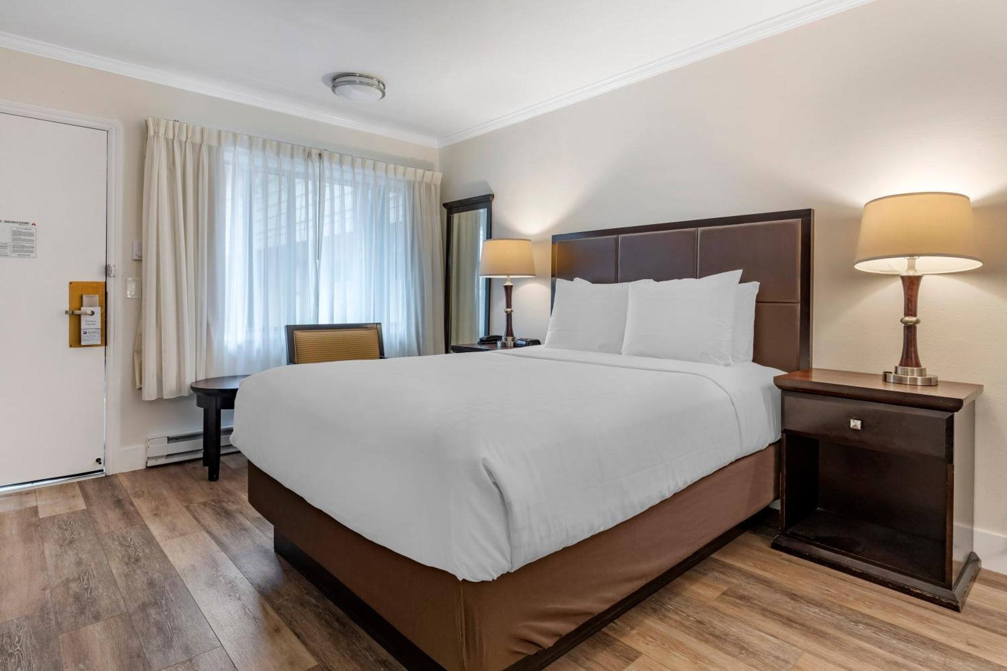 Western Carmel's Town House Hotel 3*